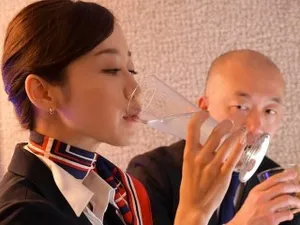 Chị gái Shen Nana xoa bóp cu cho thằng em