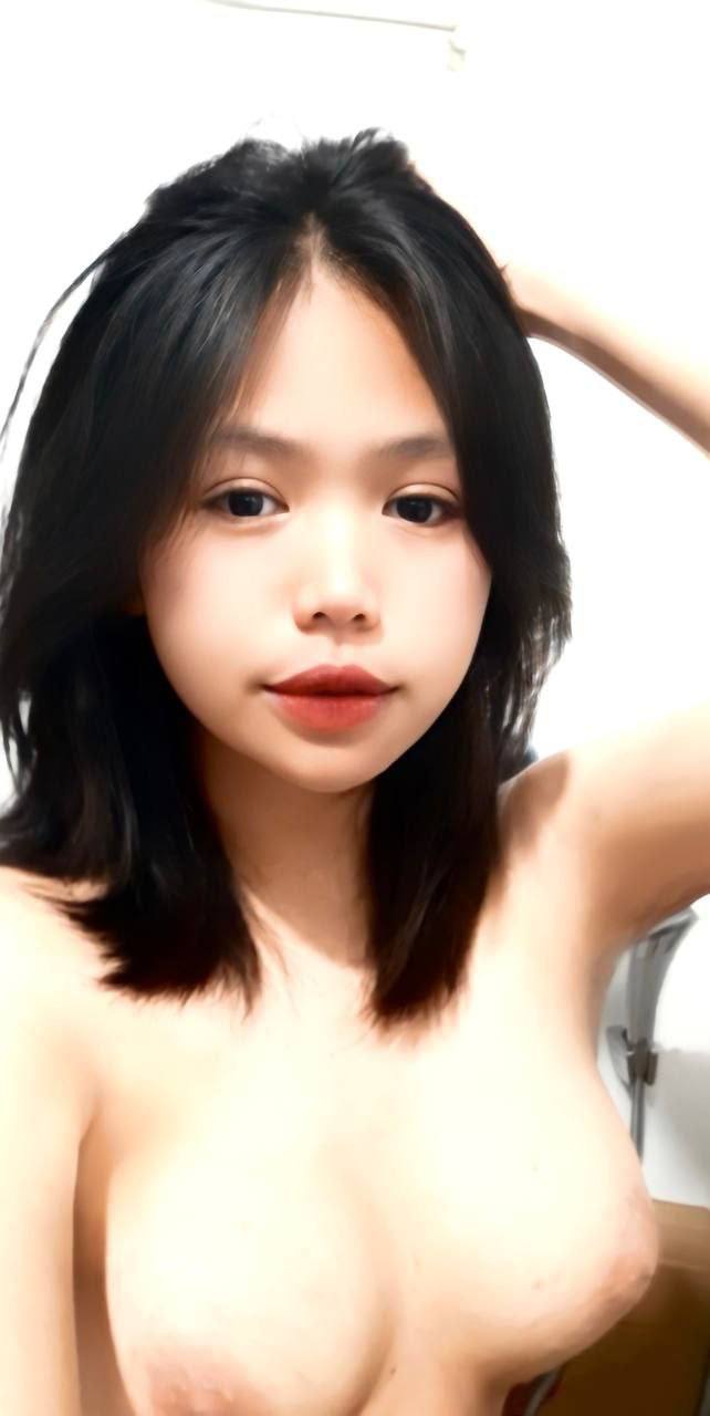 Sóng lớn, giá trị tốt nhất, cô gái xăm hình con rắn, quầng vú lớn, ngực trắng và mềm mại, tạo dáng và khiêu vũ
